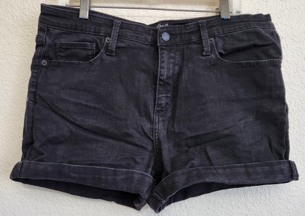 Universal Threads Black High Rise Midi Denim Shorts 16 Cuffed Hem Lightweight